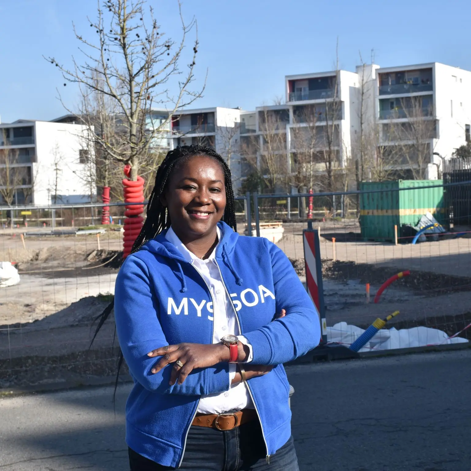 Agnès Georgina Kouléon sur un chantier, vêtue d’une veste MYSOA